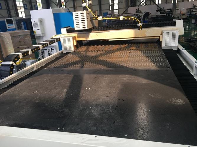 RBQLTY中国工厂12000W CNC光纤激光切割机 集成真空烟雾过滤器的智能切割解决方案